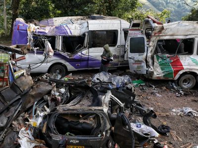Número de muertos por atentado con bomba contra autobús en Colombia asciende a 20