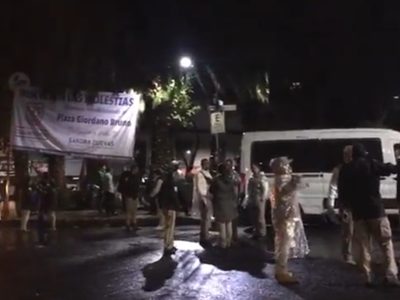 Policías de la CDMX y agentes del INM desalojan a migrantes de la Plaza Giordano Bruno