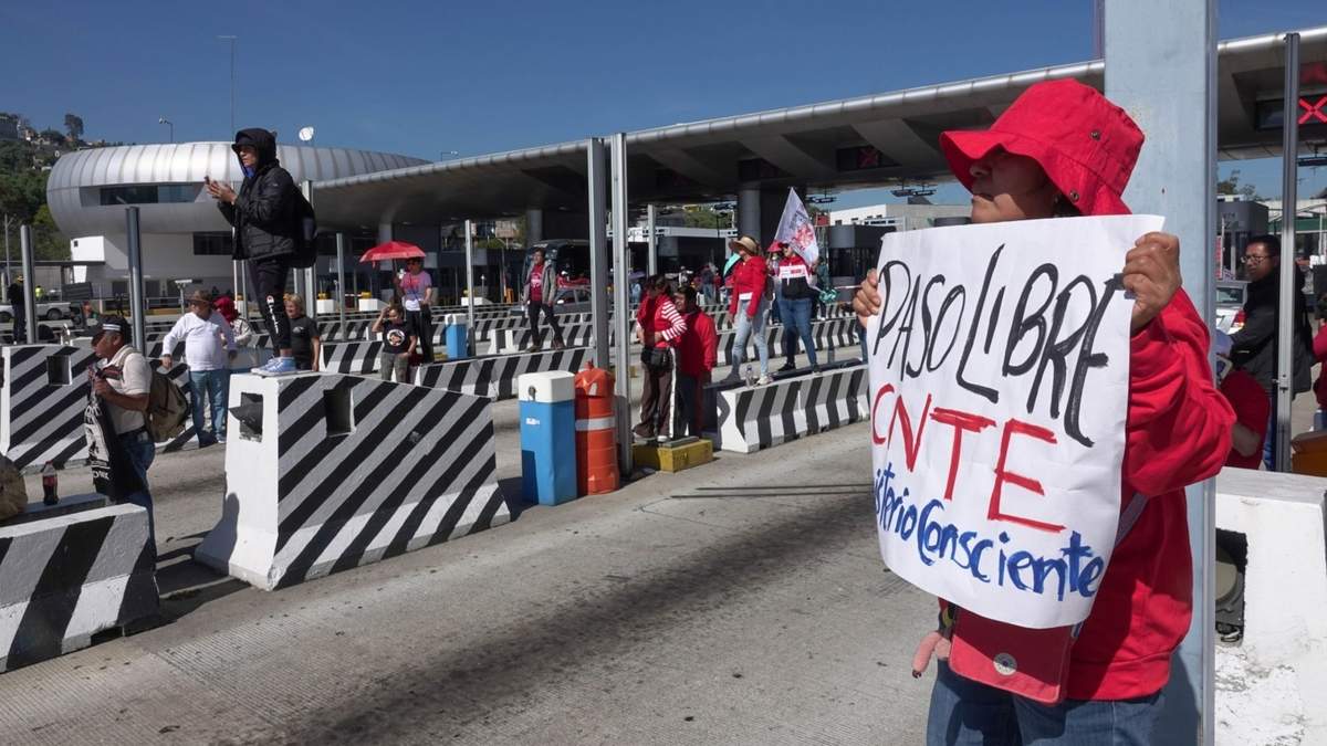 Los integrantes de la CNTE dieron paso libre en la caseta de la autopista México-Cuernavaca