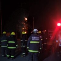 Un incendio en la noche del domingo destruyó por completo una vivienda en Cutral Co
