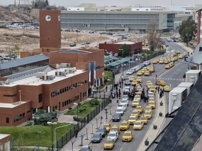 Taxistas reclamaron frente al Concejo de Neuquén tras la aprobación de la ordenanza sobre Uber y Didi