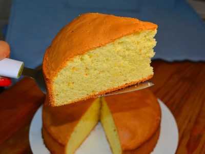 Bizcochuelo exprés de solo 3 ingredientes: que no termine el domingo sin preparar esta receta extra esponjosa