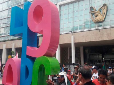 Padres de víctimas de guardería ABC erigen antimonumento frente al IMSS