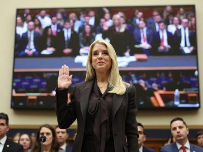 Bondi lamenta sufrimiento de víctimas de Epstein ante críticas por proteger nombres de "abusadores"
