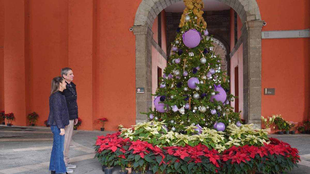 Sheinbaum y su esposo Jesús María Tarriba recorrieron el pasillo de Palacio Nacional en el que está ubicado el árbol de Navidad