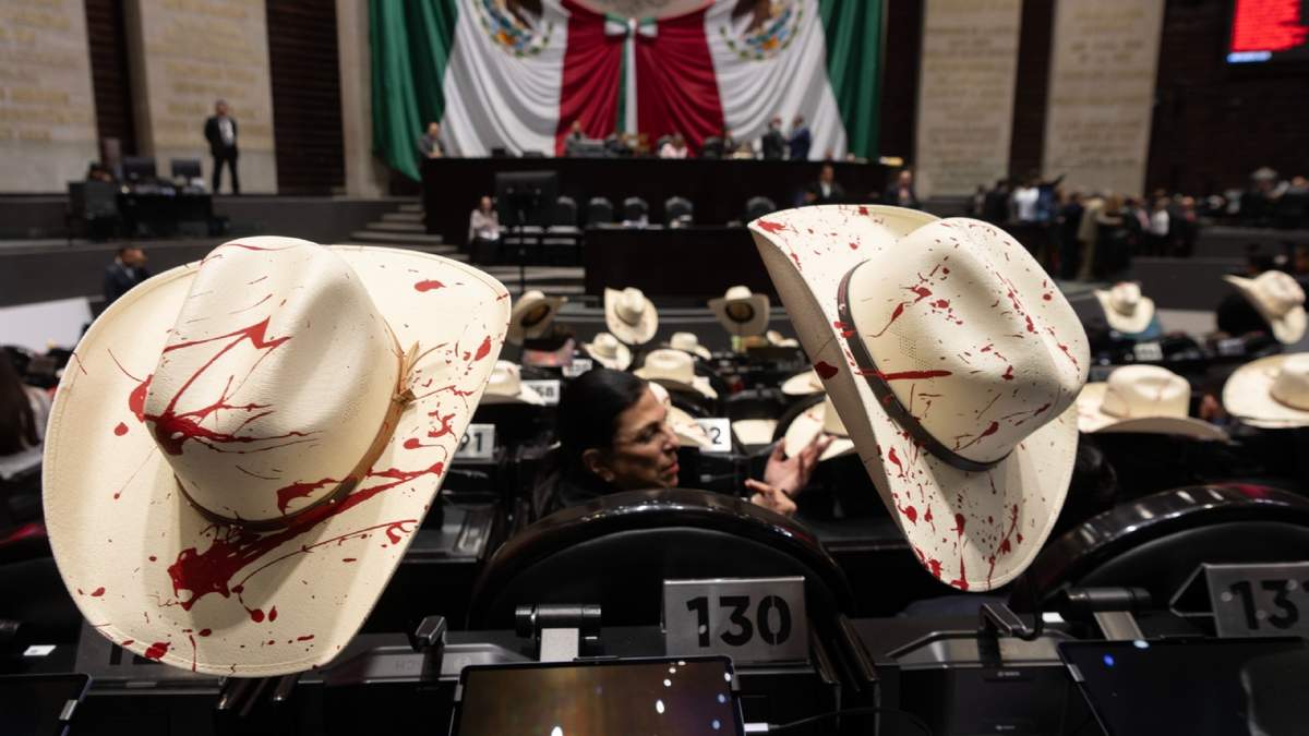 Diputados del PRI protestan con sombreros “ensangrentados” por asesinato de Carlos Manzo