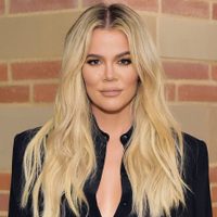¡Escote de impacto! Khloé Kardashian tiene un vestido traslúcido... ¡Pero olvidó la prenda interior!