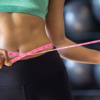 Sin gastar fortuna en el gym: hacé estas rutinas de ejercicios en casa y sin peso para estilizar tu cintura