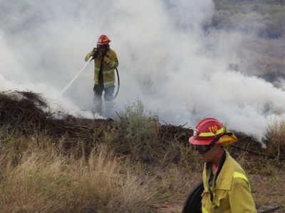 Incendio en Centenario cerca de Ruta 7: bomberos denuncian falta de camiones cisterna