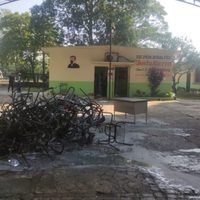 Padres y alumnos inconformes queman mobiliario escolar en Tabasco