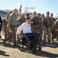 Gobernadores republicanos vuelven a la frontera con México para presionar a Biden sobre migración