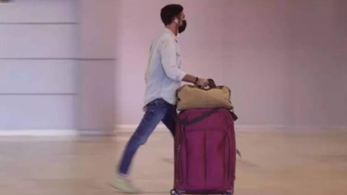 Un hombre camina en la terminal T1 del Aeropuerto de Madrid