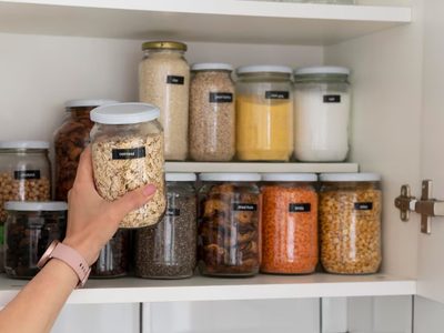 Sin químicos fuertes: el truco de las abuelas para ahuyentar a los insectos de tu alacena para siempre
