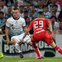 Santos remonta y se impone 2-1 como local al Toluca en la ida de la final