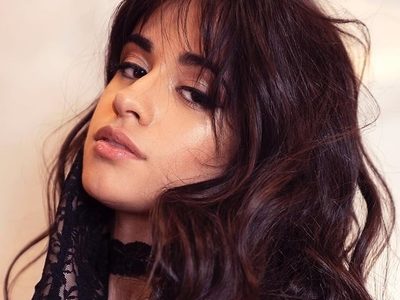 ¡Se desmaya Shawn Mendes! Camila Cabello da la vuelta en una talla pequeña y ¡de transparencia!