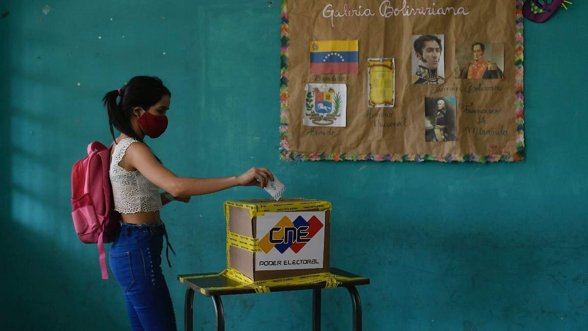 Una votante emite su sufragio para elegir a los miembros de la Asamblea Nacional. Foto AP/Matías Delacroix