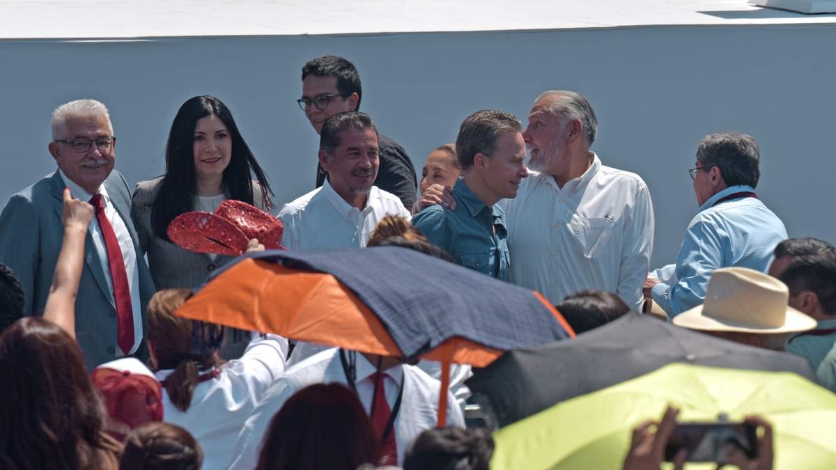 Manuel Velasco, Adán Augusto López, Ricardo Monreal, Luisa Alcalde y Andrés Manuel López Beltrán, en el momento que va pasando la mandataria