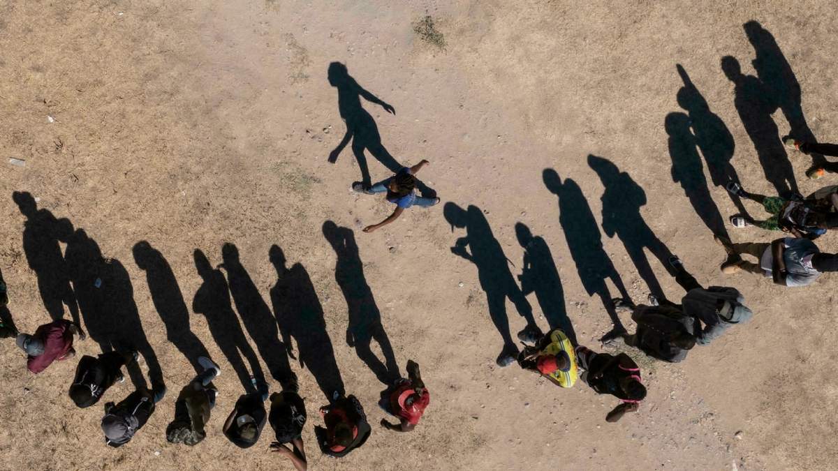 Migrantes hacen fila para recibir alimentos en Ciudad Acuña, México. Fuente: (Twitter)