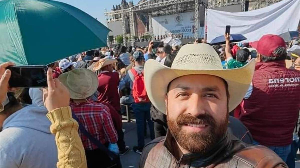 El alcalde de Nolapa, Hidalgo, Luis Enrique Cadena, en la marcha de AMLO