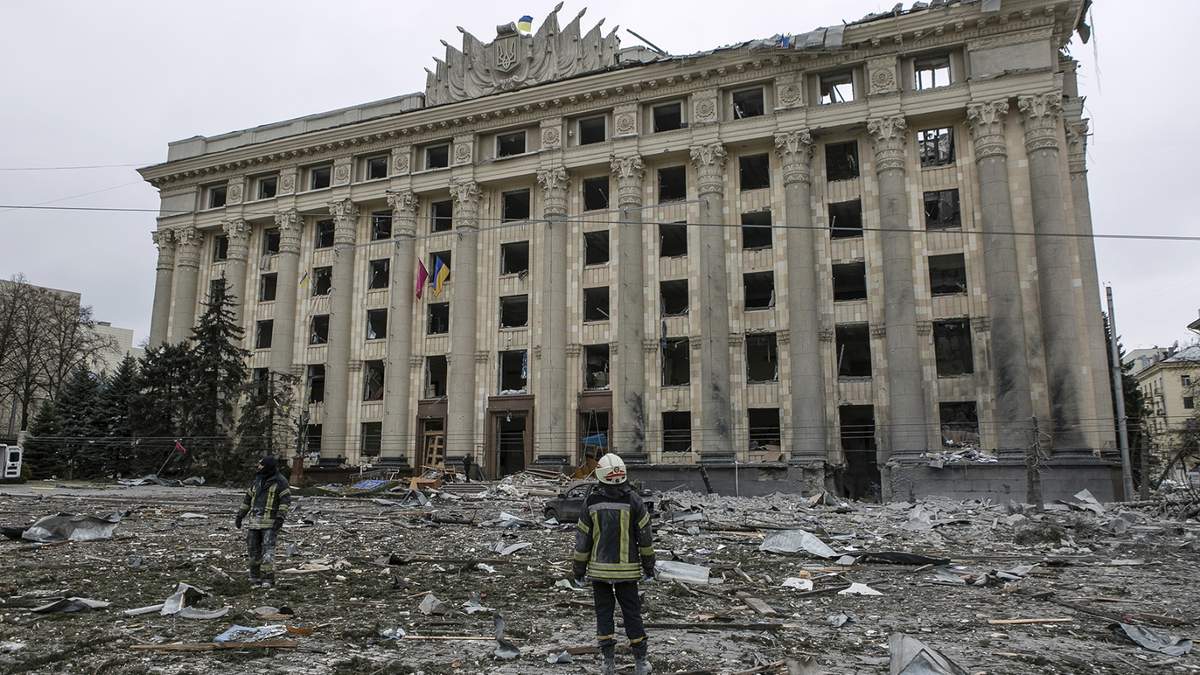 Un miembro de los servicios de emergencia observa el edifico del Ayuntamiento tras ser dañado por un bombardeo en Kharkiv, Ucrania.