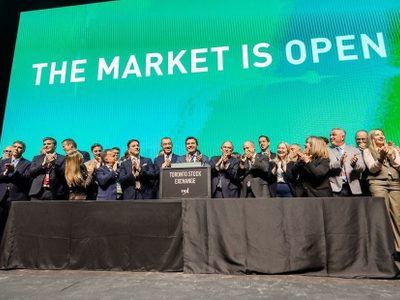 Orrego tocó la campana del mercado bursátil de Toronto, que quiere financiar a la minería