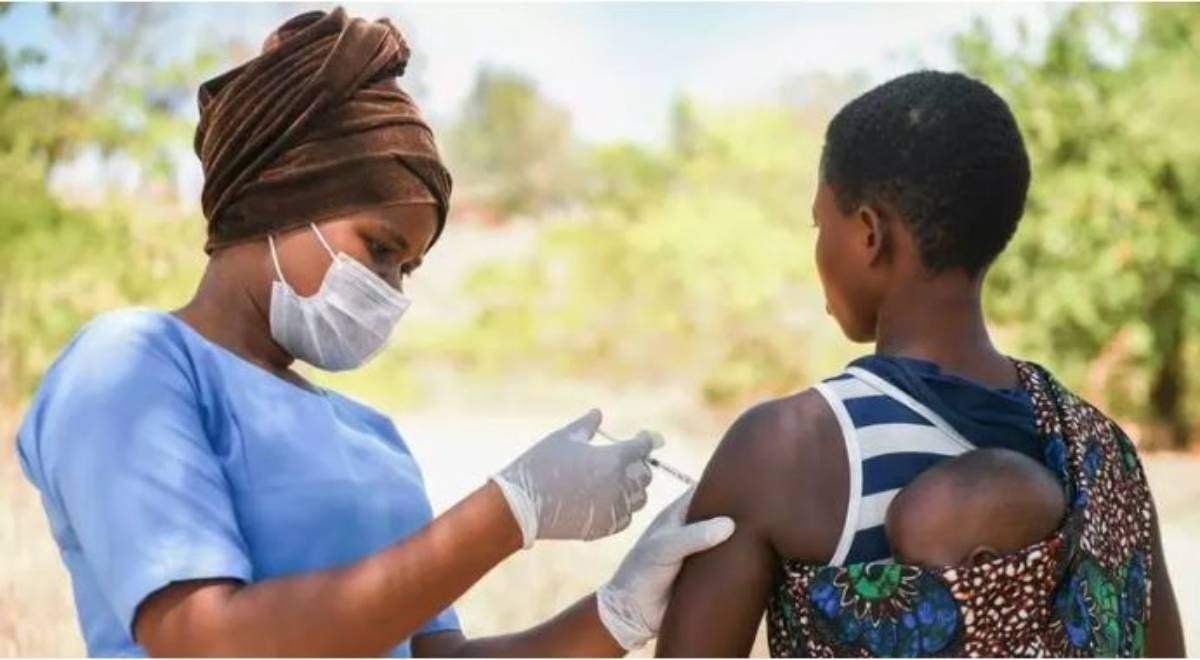 Una mujer recibe la vacuna contra covid-19 en el distrito de Kasungo, en Malawi