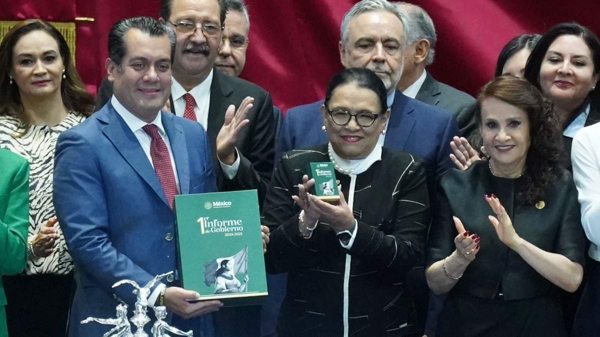 La secretaria de gobernación, Rosa Icela Rodríguez, entrega el primer informe de gobierno al Congreso de la Unión
