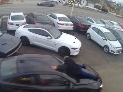 Un hombre roba un BMW de una agencia... con todo y vendedor (Video)