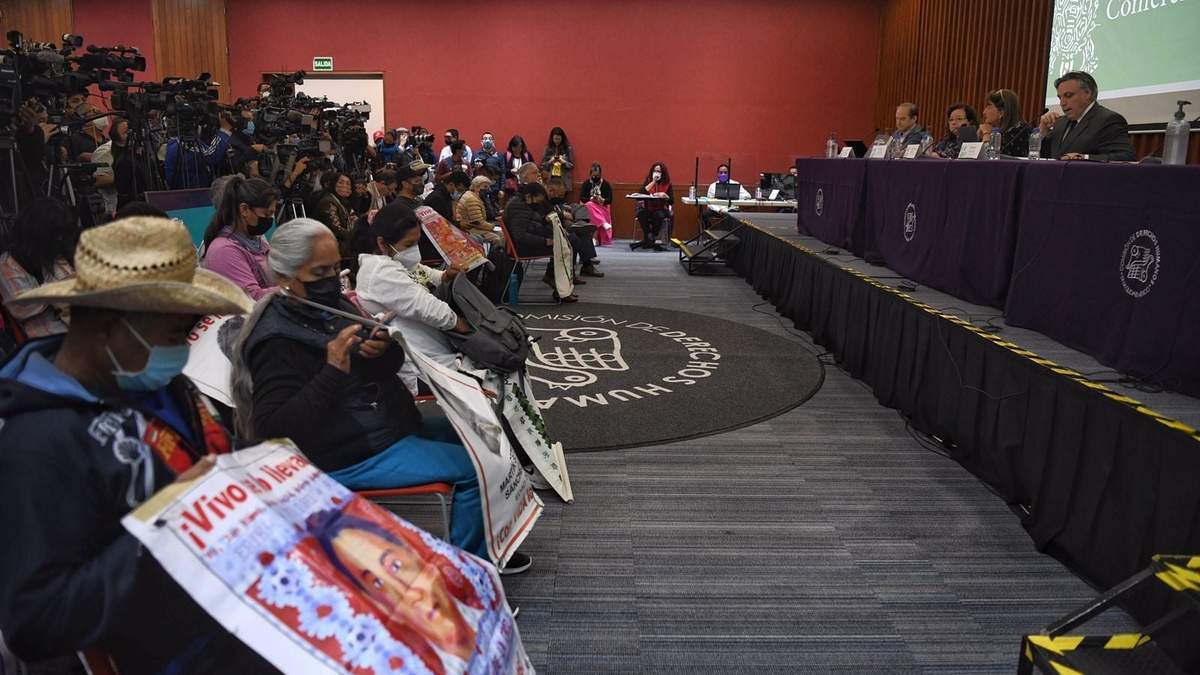 Padres de los 43 normalistas de Ayotzinapa en el informe del Grupo Interdisciplinario de Expertos Independientes (GIEI)