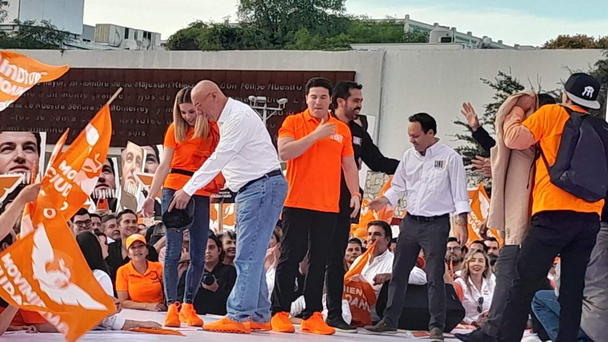 Mariana Rodríguez, Dante Delgado y Samuel García con sus tenis "fosfo"