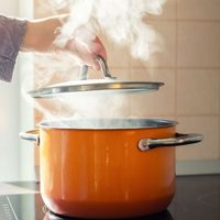 El truco de la abuela para que tu cocina no se llene de olor a grasa mientras cocinás