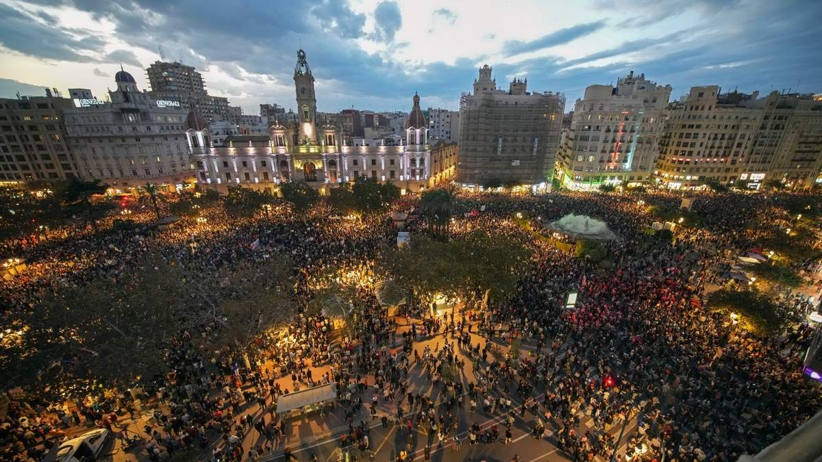 Miles de manifestantes se reúnen frente al ayuntamiento de Valencia, España