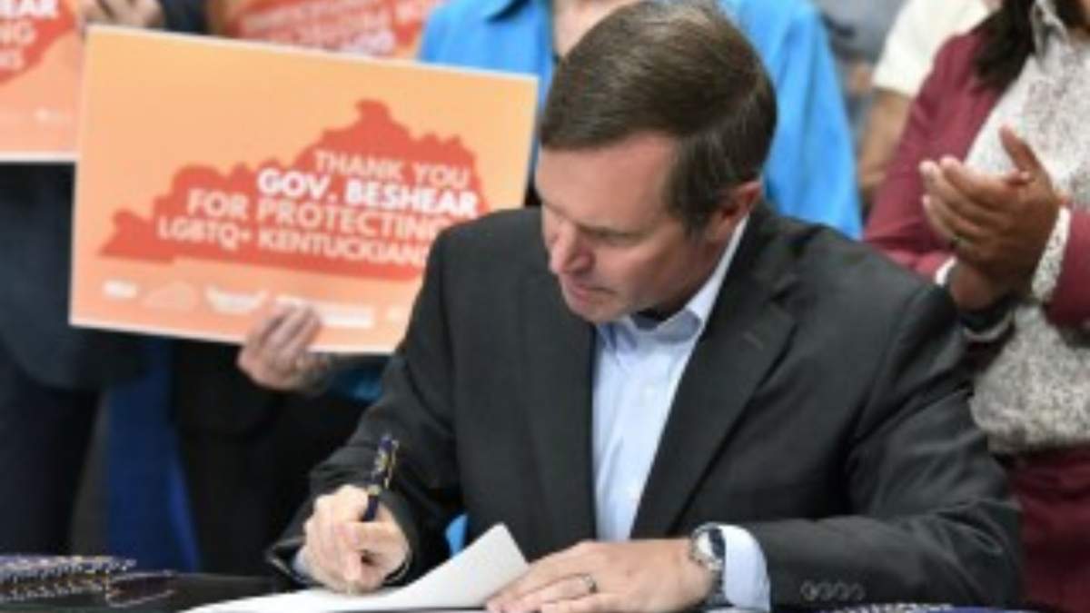 El gobernador de Kentucky, Andy Beshear, firma una orden ejecutiva que prohíbe el uso de la "terapia de conversión" en menores de edad, en Fráncfort, Kentucky