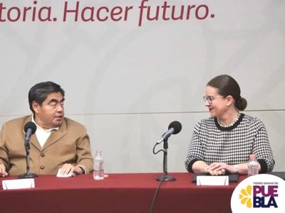 Extitular de Gobernación vuelve a Puebla como standupera, pero activista interrumpe su show (Video)
