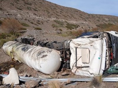 Vuelco en la Ruta 242: Un camionero resultó herido y se investiga un posible derrame de aceite