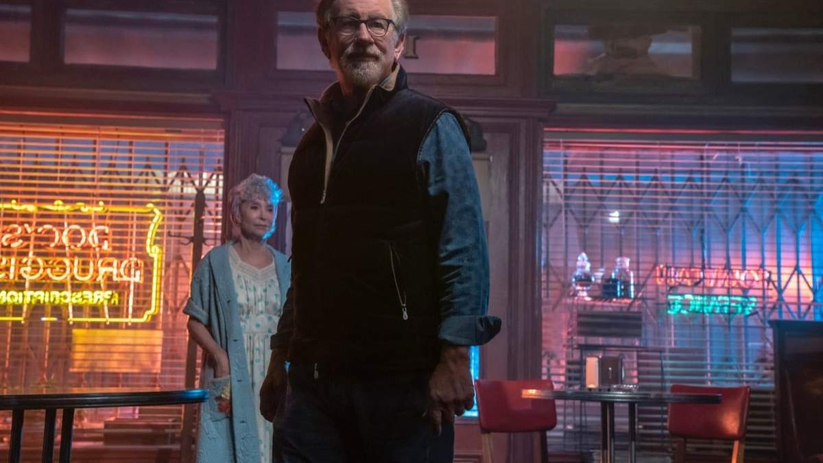 El director Steven Spielberg en el set de "West Side Story."