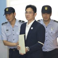 Dan cinco años de cárcel a heredero de Samsung por corrupción