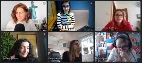 Las gamers durante el debate que sostuvieron