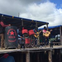 En festejo zapatista, Galeano pinta "caracoles" a los "malos gobiernos"