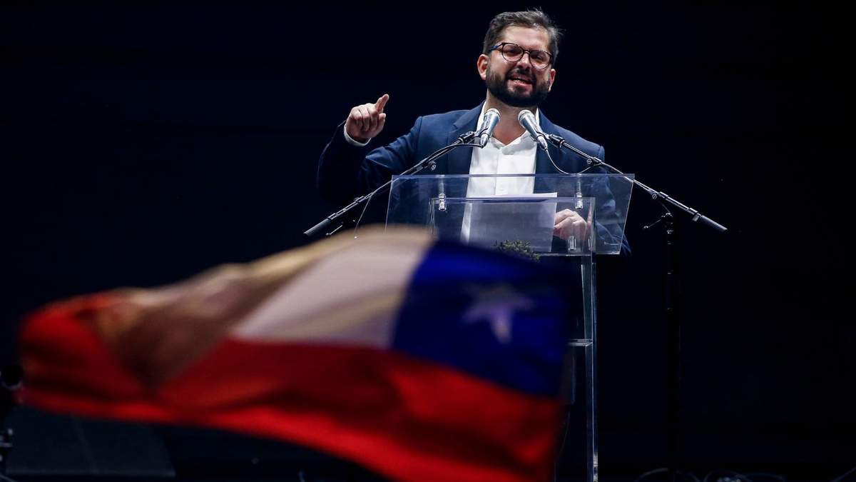 El presidente electo de Chile, Gabriel Boric, en su primera alocución a sus conciudadanos. Fuente: (Twitter)