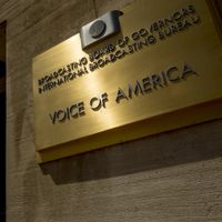 Una demanda federal dice que la administración Trump cerró ilegalmente la Voz de América