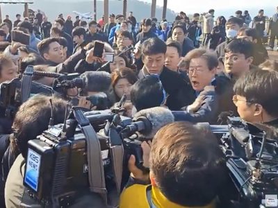 Graban momento en el que líder opositor en Corea del Sur es apuñalado en el cuello
