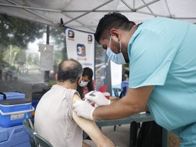 El PAMI comenzó a vacunar contra la gripe: cómo solicitar un turno