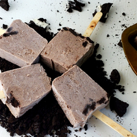 No gastes fortuna en la heladería, preparate estas deliciosas paletas con galletas Oreo para los días de calor