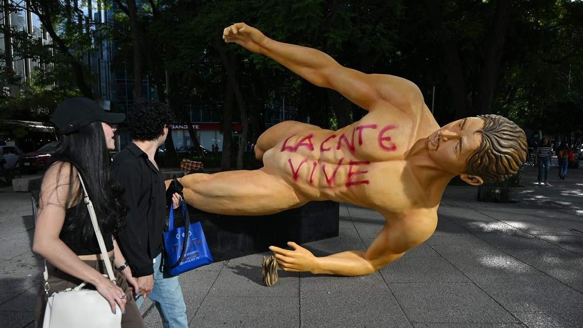 Miembros de la Coordinadora Nacional de Trabajadores de la Educación (CNTE) bloquearon ambos sentidos de Circuito Interior y destruyeron estatuas del Mundial de Futbol 2026 que se encontraban en avenida Paseo de la Reforma