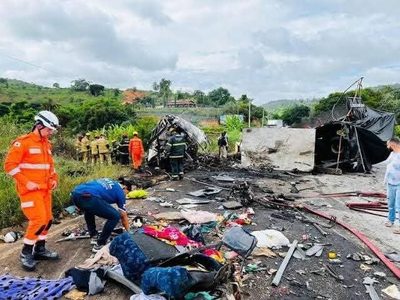 Mueren 38 personas en un choque entre un autobús de pasajeros y un camión en Brasil
