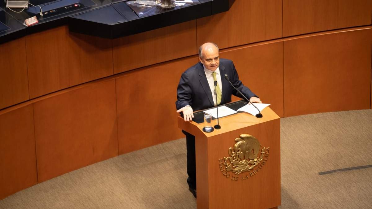 En tribuna, el priista Manuel Añorve Baños