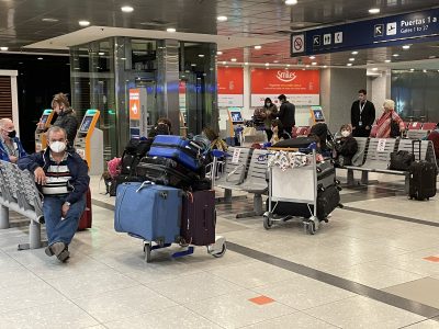 Por la circulación de cepas, el Gobierno suspendió más vuelos al exterior