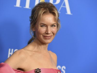 ¡Inesperado momento! Renée Zellweger le arrebató esto a Scarlett Johansson en los Globos de Oro