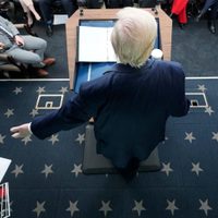 Trump resume su primer año de gobierno con comentarios dispersos, imitaciones y arrojando papeles